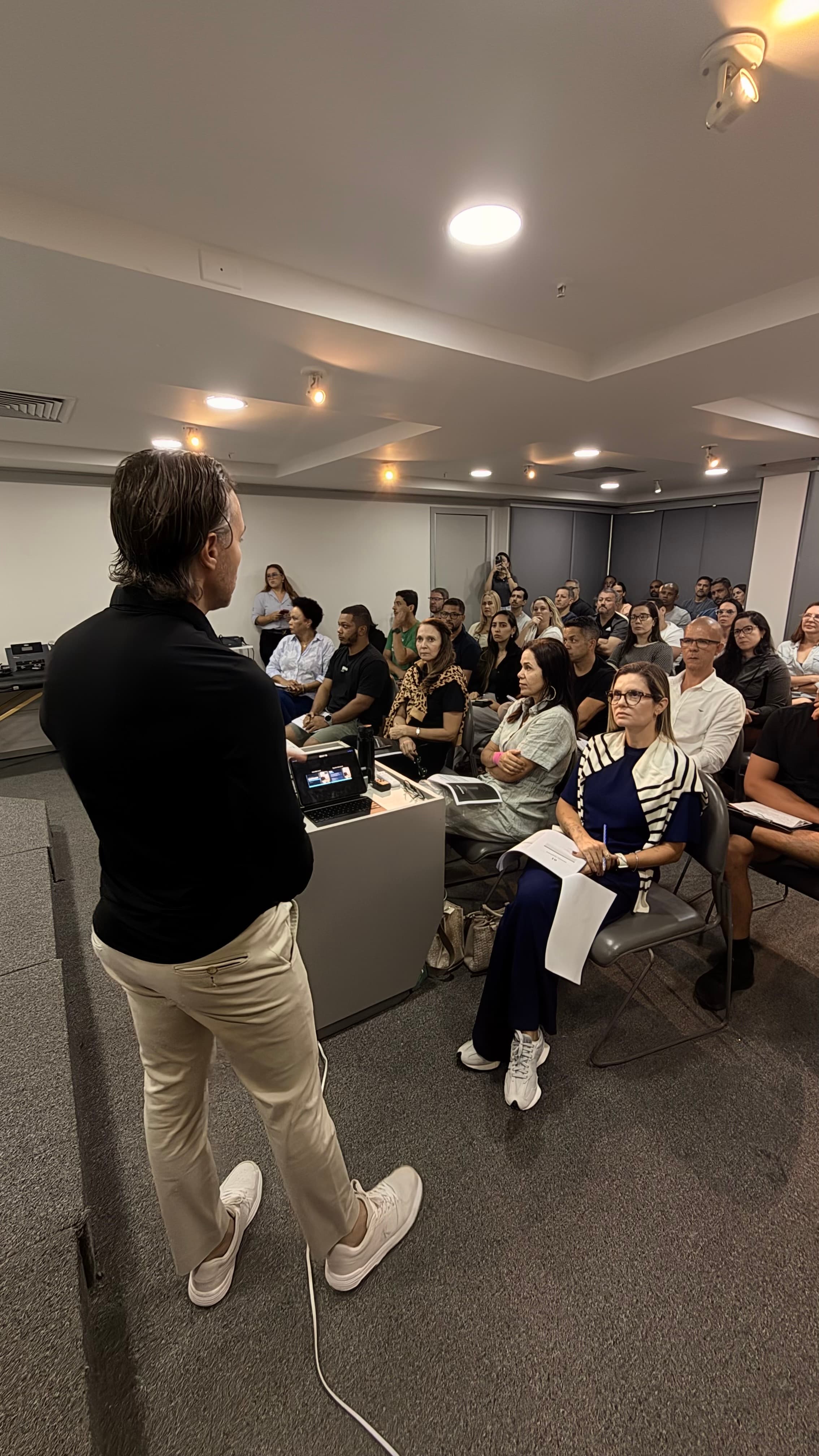Dr. Filipe Abdalla apresentando aula presencial